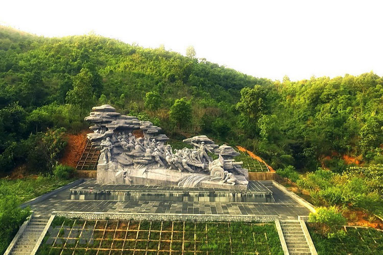 Di tích Cụm tượng đài kéo pháo bằng tay bằng chất liệu đá xanh, đặt theo thế tựa sơn, hướng thuỷ, dài 24 mét, rộng 8 mét, cao 12, 5 mét, nặng 1.200 tấn trên triền đồi Bó Hôm (xã Nà Nhạn, huyện Điện Biên, tỉnh Điện Biên). (Ảnh: Xuân Tiến/TTXVN)