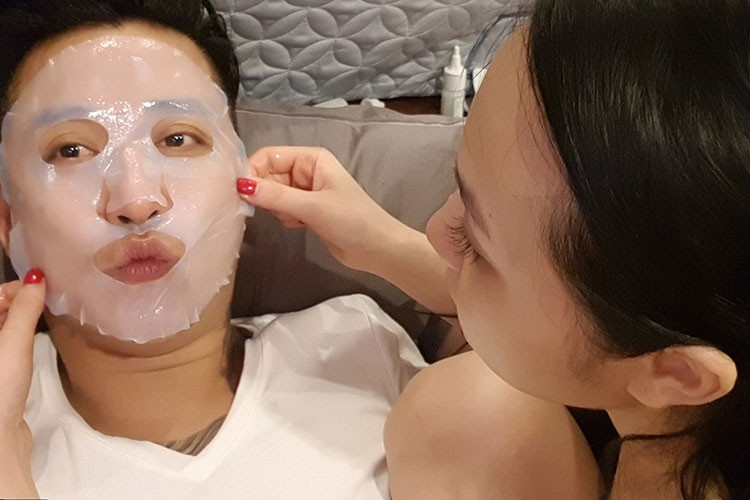 Tuấn Hưng được bà xã làm đẹp ở bất cứ hoàn cảnh nào.