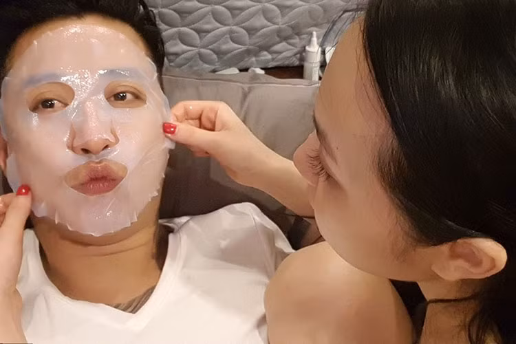 Tuấn Hưng được bà xã làm đẹp ở bất cứ hoàn cảnh nào.