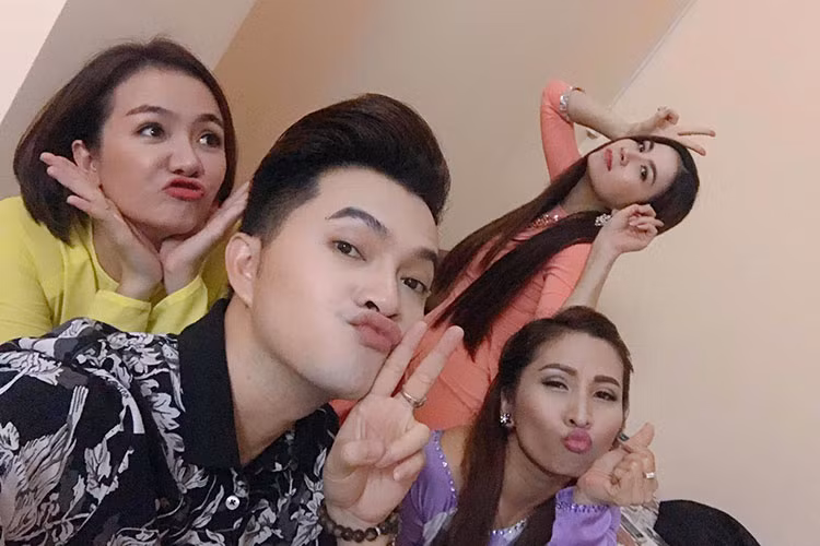 Ái Châu, Nam Cường, Kha Ly thân thiết khi đi diễn cùng nhau.