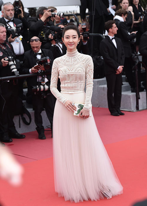 Vương Lệ Khôn tạo dáng trên thảm đỏ của sự kiện điện ảnh quốc tế. Ảnh: Sina