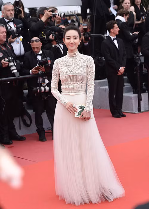 Vương Lệ Khôn tạo dáng trên thảm đỏ của sự kiện điện ảnh quốc tế. Ảnh: Sina