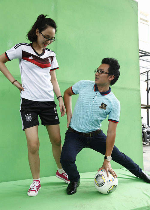 Làm việc tại VTV, Minh Tiệp được giao dẫn các chương trình thể thao. Anh từng dẫn "Nóng cùng Euro", "Bản tin sức sống thể thao" , "23 huyền thoại bóng đá". Trong ảnh, Minh Tiệp hướng dẫn thí sinh tạo dáng với trái bóng trong "Nóng cùng Euro 2016". Ảnh: VTV