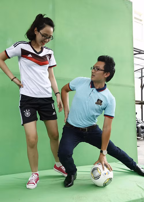 Làm việc tại VTV, Minh Tiệp được giao dẫn các chương trình thể thao. Anh từng dẫn "Nóng cùng Euro", "Bản tin sức sống thể thao" , "23 huyền thoại bóng đá". Trong ảnh, Minh Tiệp hướng dẫn thí sinh tạo dáng với trái bóng trong "Nóng cùng Euro 2016". Ảnh: VTV