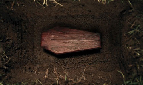 Do giả chết quá nhiều lần nên nhà ảo thuật gia không được ai giúp khi bị đau tim.