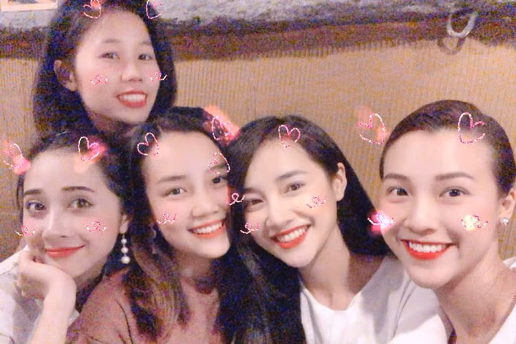 Trên trang cá nhân, nữ diễn viên Nhã Phương vừa chia sẻ hình ảnh tiệc sinh nhật muộn của mình. Ảnh: FBNV