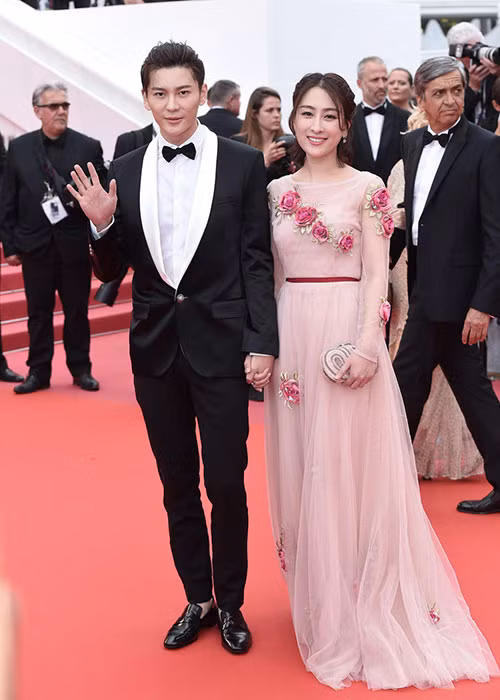 Sau ồn ào cố tình nán lại thảm đỏ đến 6 phút trong lễ khai mạc Cannes, nữ diễn viên Mã Tô xuất hiện tươi tắn trong ngày thứ 2. Ảnh: Sina