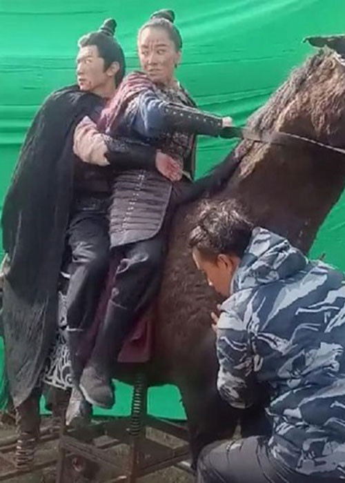 Đôi khi, đạo diễn còn sử dụng cả... "thú nhún" bằng lò xo cho chân thực với cảnh cưỡi ngựa.