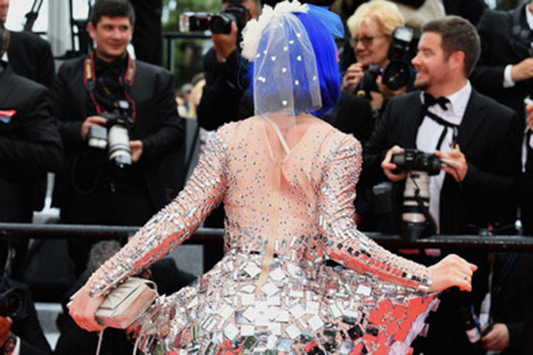 Nữ ca sĩ này còn liên tục tạo dáng quá lố trên thảm đỏ sự kiện điện ảnh quốc tế. Ảnh: Zimbio