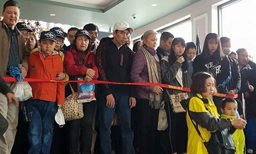 Cầu thang lên xuống không còn một chỗ trống.