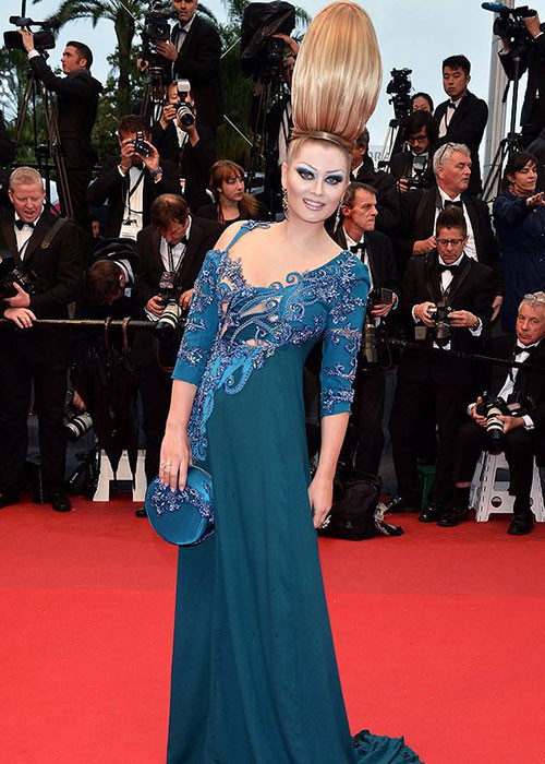 Ngoài trang phục, Elena còn gây sốc bởi những kiểu tóc kì dị. Ảnh: Eonline