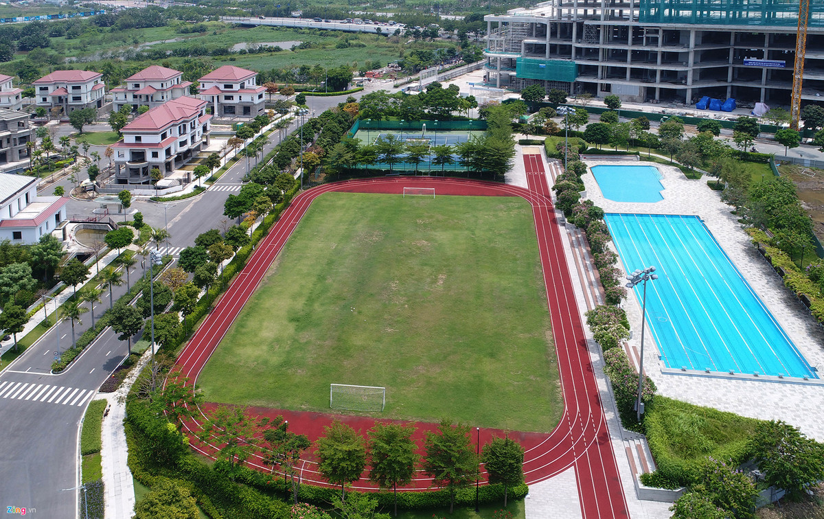 Một loạt tiện ích cao cấp khác trong đó có bến du thuyền phục vụ cho cư dân sống trong các biệt thự trăm tỷ ở đây.