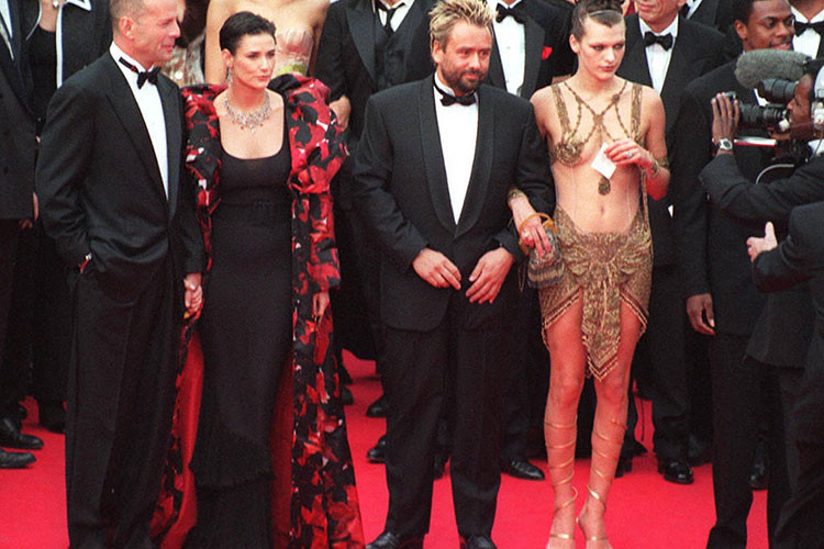 "Đả nữ" Milla Jovovich (ngoài cùng bên phải) cũng từng lọt top sao mặc xấu tại Cannes.