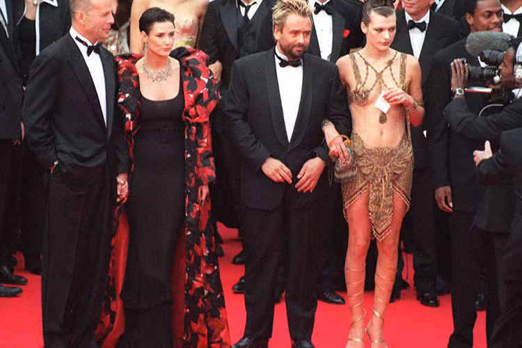 "Đả nữ" Milla Jovovich (ngoài cùng bên phải) cũng từng lọt top sao mặc xấu tại Cannes.