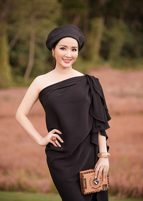 Hoa hậu đền Hùng Giáng My cũng đến ủng hộ NTK Đỗ Mạnh Cường.