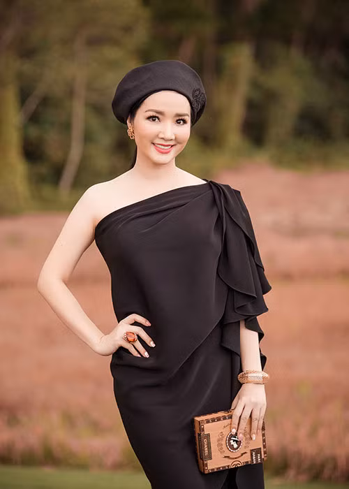 Hoa hậu đền Hùng Giáng My cũng đến ủng hộ NTK Đỗ Mạnh Cường.