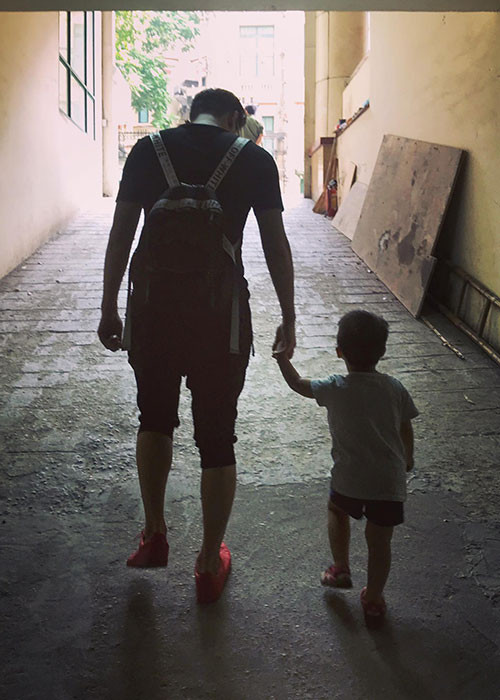 Chia sẻ hình ảnh bên con trai, Chí Nhân làm thơ: "Giống nhau đến cả bước chân/Bố Nhân bên anh bạn nhỏ/Hai đôi giày đỏ cùng đi".