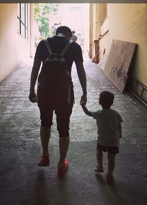 Chia sẻ hình ảnh bên con trai, Chí Nhân làm thơ: "Giống nhau đến cả bước chân/Bố Nhân bên anh bạn nhỏ/Hai đôi giày đỏ cùng đi".