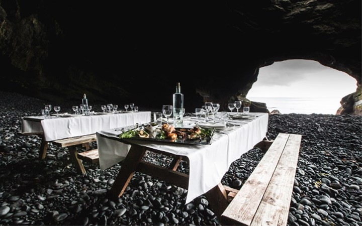 Bay trực thăng đi ăn tối trên sông băng hay dưới chân bức tượng David nổi tiếng ở Florence (Italy) với giá từ 14.280 USD. (Ảnh: Marie Claire)