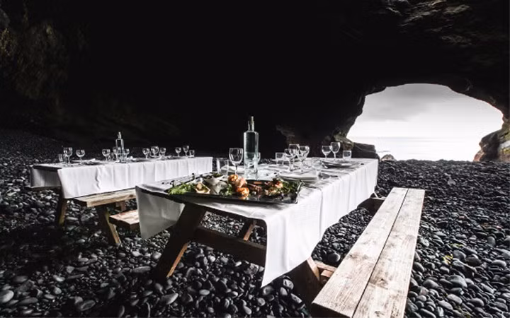 Bay trực thăng đi ăn tối trên sông băng hay dưới chân bức tượng David nổi tiếng ở Florence (Italy) với giá từ 14.280 USD. (Ảnh: Marie Claire)