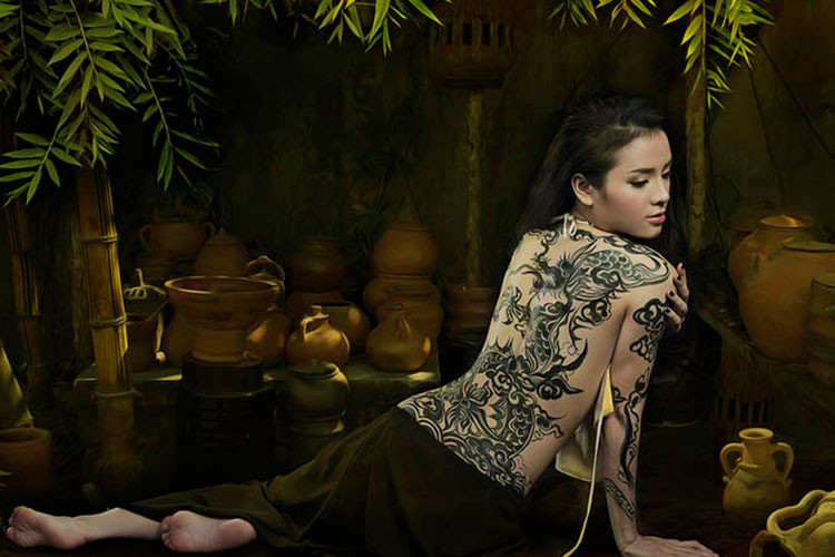 Phương Trinh Jolie từng được họa sĩ vẽ lên lưng bức tranh rồng uốn lượn khi thực hiện bộ ảnh áo yếm. Ảnh: Danviet