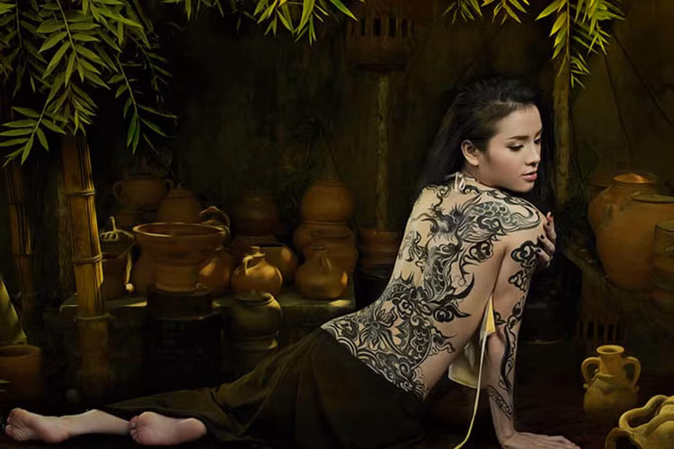 Phương Trinh Jolie từng được họa sĩ vẽ lên lưng bức tranh rồng uốn lượn khi thực hiện bộ ảnh áo yếm. Ảnh: Danviet