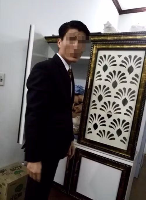 Chấp sự chuẩn bị làm lễ Pháp bắp têm cho phóng viên.