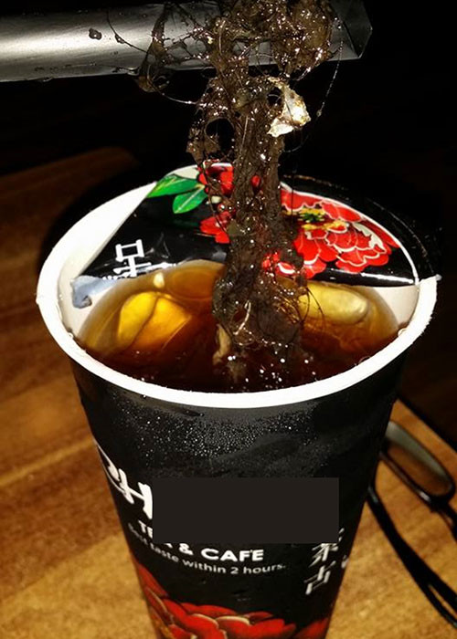 Có xuất hiện tóc và rác trong đồ uống.