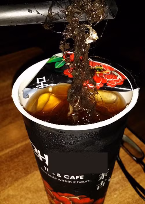 Có xuất hiện tóc và rác trong đồ uống.