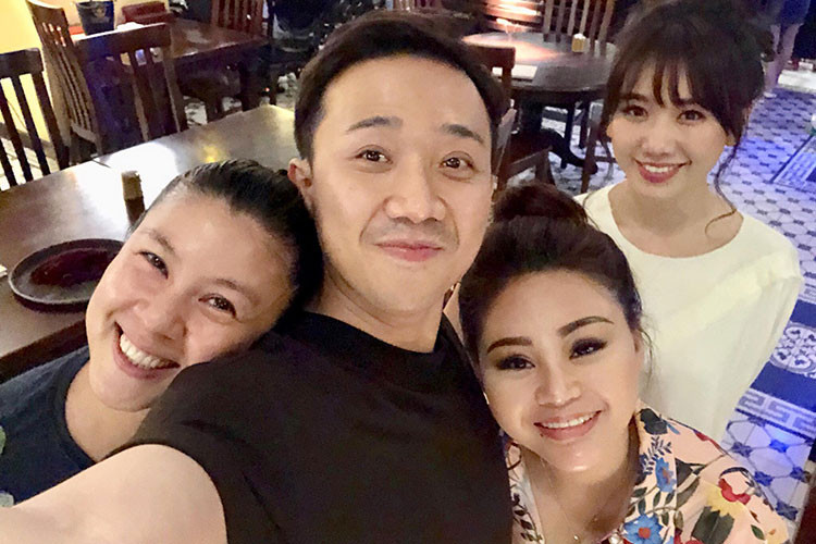 Vợ chồng sao Việt Trấn Thành - Hari Won cùng Lê Giang đến ủng hộ quán nghệ sĩ Kim Thư.