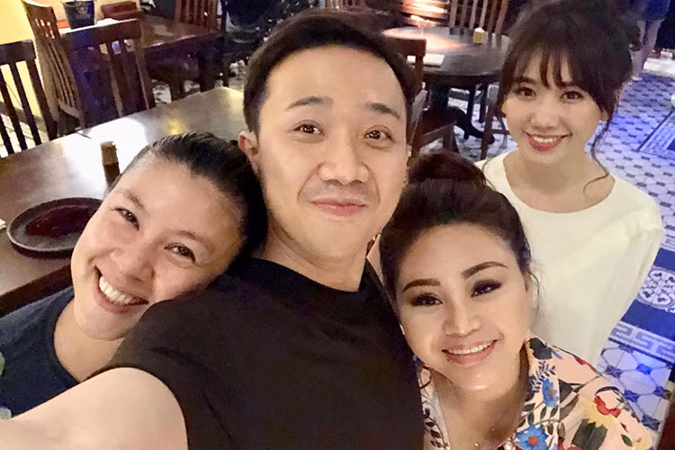 Vợ chồng sao Việt Trấn Thành - Hari Won cùng Lê Giang đến ủng hộ quán nghệ sĩ Kim Thư.