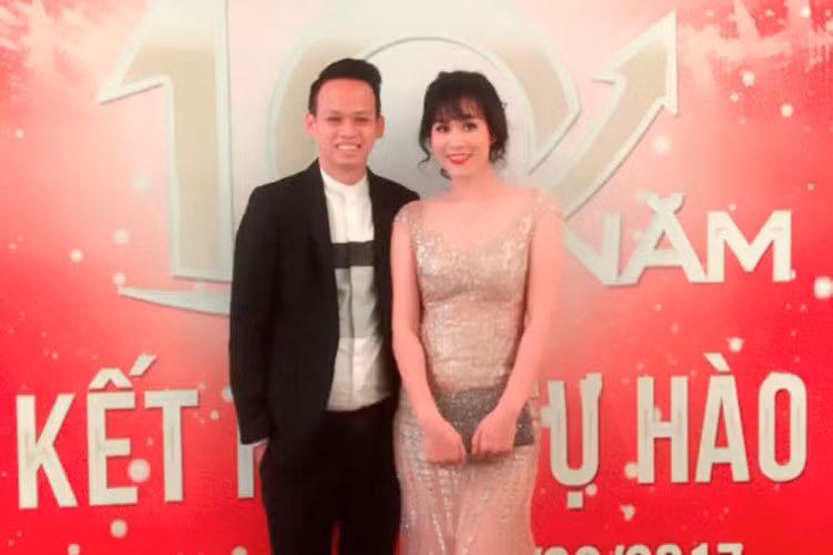 Kết hôn được 10 năm, tình cảm vợ chồng Hà Hương vẫn mặn nồng. Cô tiết lộ ông xã sống nội tâm, luôn biết tạo bất ngờ cho vợ.