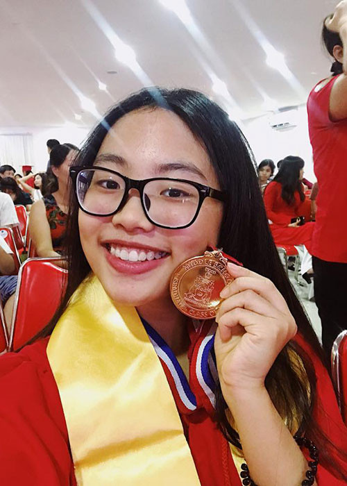 Phương Mỹ Chi bày tỏ cảm thấy hạnh phúc đồng thời chia sẻ: "Con xin cảm ơn vì tất cả. Mới đó thành nữ sinh cấp 3 rồi".