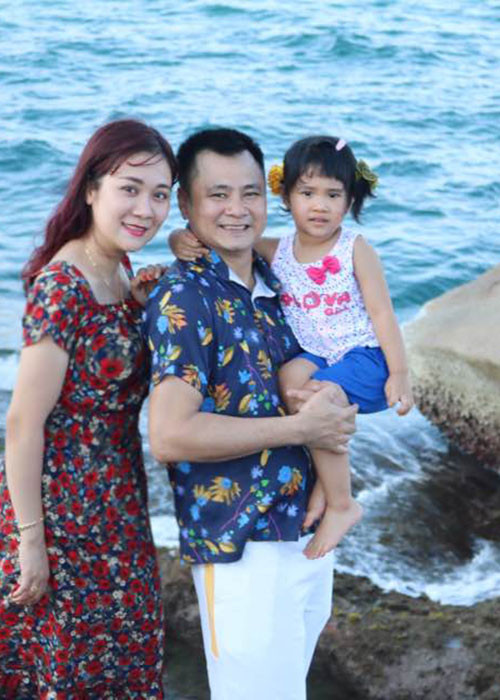 Tự Long làm thơ: "7/5/2015 Điện Biên giải phóng/ 7/5/2018 giải phóng Điện Biên/ Ngày ấy và bây giờ/ Khác xa nhau nhiều quá/ Lấy vợ được ba năm/ Con tròn hai tuổi rưỡi/ Hàng xóm khen đứt lưỡi/ Tay này thế mà ghê/ Máu dê là cái chắc/ Nếu ai mà thắc mắc/ Hỏi vợ tớ mà xem".