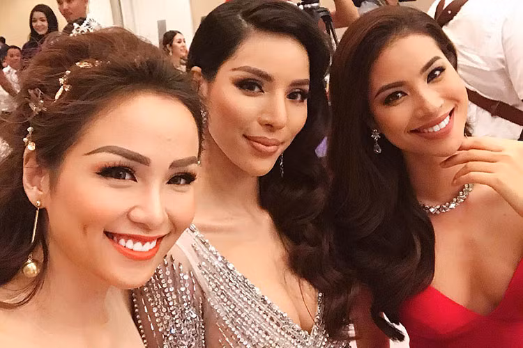 Diễm Hương đọ sắc bên Khả Trang và Phạm Hương tại sự kiện.