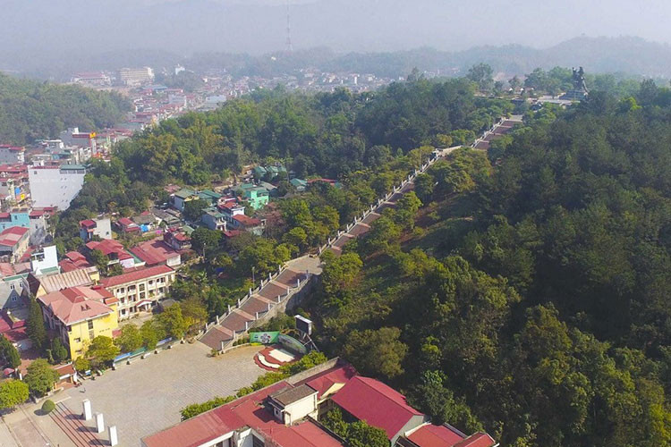 Dẫn lên Tượng đài Chiến thắng lịch sử Điện Biên Phủ là Trục hành lễ gồm 320 bậc, được chia làm 3 chiếu nghỉ lớn, tương đương với 3 đợt tấn công của Quân đội ta vào Tập đoàn cứ điểm Điện Biên Phủ. (Ảnh: Xuân Tiến/TTXVN)