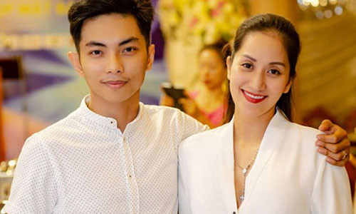 Dù kém nhau tới 12 tuổi nhưng cuộc sống hạnh phúc của vợ chồng Phan Hiển- Khánh Thi vẫn khiến không ít người phải ngưỡng mộ.