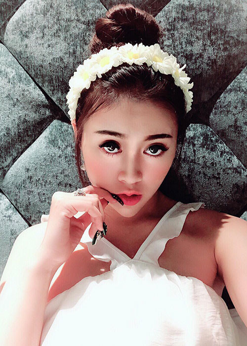 Huyền Phương sở hữu gương mặt xinh đẹp cùng vóc dáng gợi cảm.