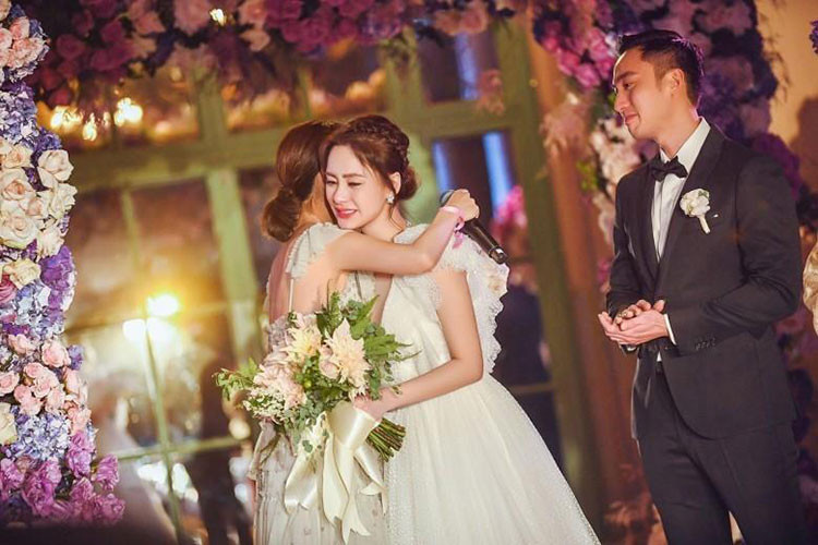 Bật khóc khi nói rằng đã trải qua chặng đường dài để tìm được bến đỗ bình yên, Chung Hân Đồng được Thái Trác Nghiên ôm động viên.