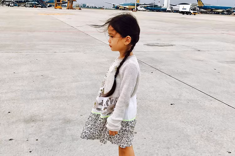 Con gái của Đoan Trang cùng mẹ tạm rời Sài Gòn 1 tuần để sang Thái Lan.