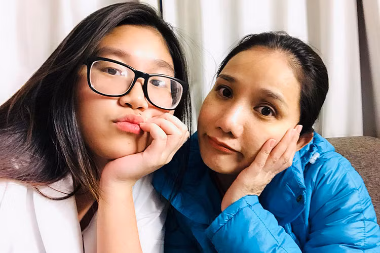 Cát Tường - MC “Bạn muốn hẹn hò” đáp chuyến bay sang Australia thăm con gái đang du học.