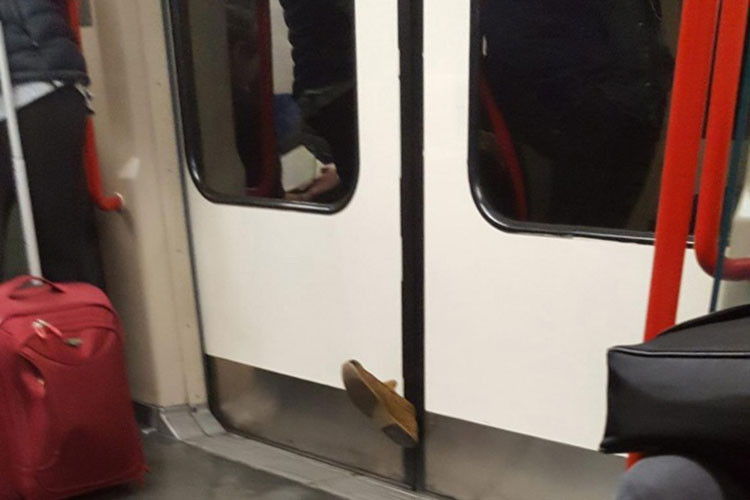 Bác tài ơi, dừng lại cho em xin chiếc giày.