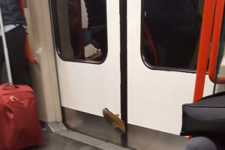 Bác tài ơi, dừng lại cho em xin chiếc giày.