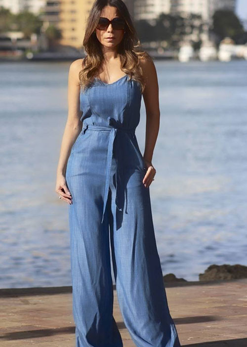 Jumpsuit làm từ chất liệu denim thích hợp với nhiều dáng người và tạo cảm giác thoải mái khi mặc. Bộ jumpsuit này không chỉ giúp kéo dài chân mà còn che khuyết điểm eo kém thon cho chị em.