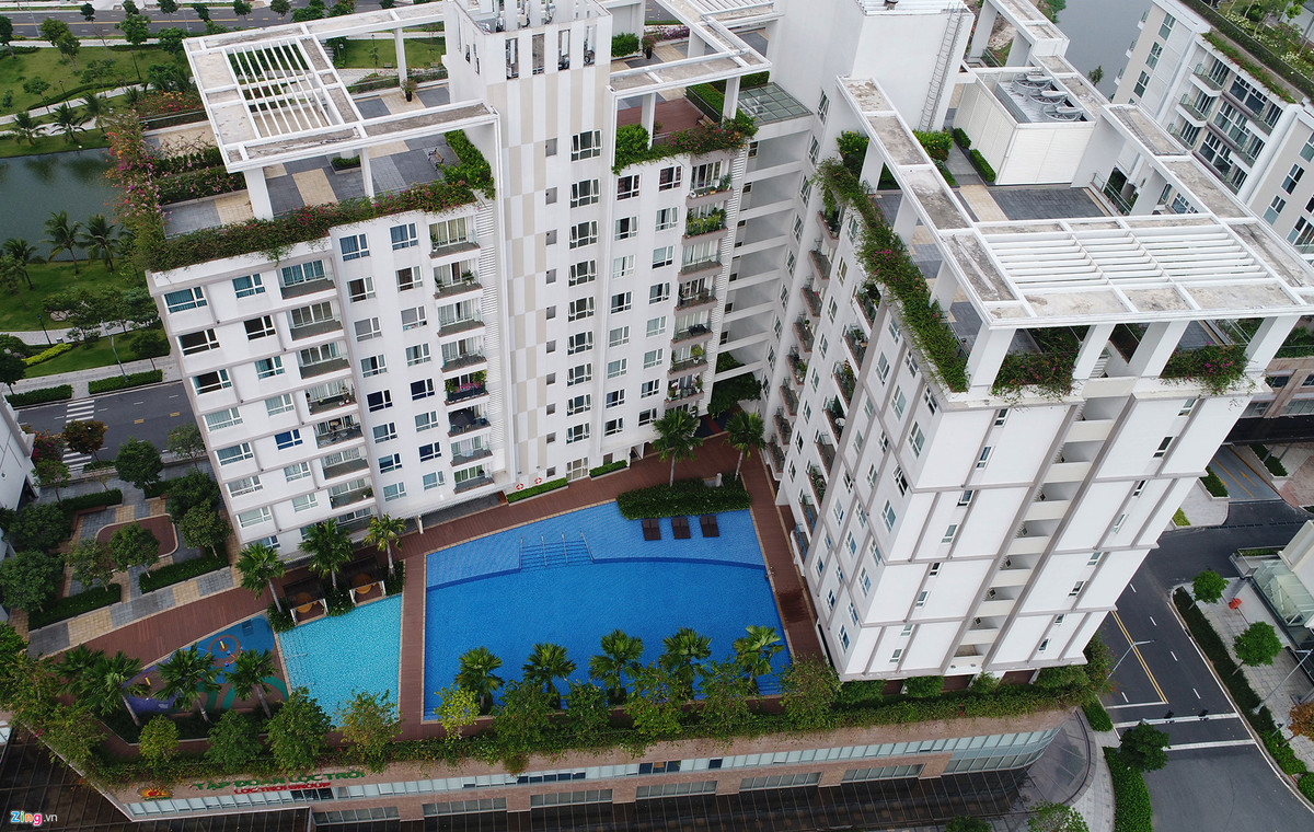 Mỗi khu căn hộ có bể bơi riêng biệt. Thời điểm mở bán từ năm 2013, giá mỗi căn hộ ở đây thấp nhất từ 4 tỷ đồng.