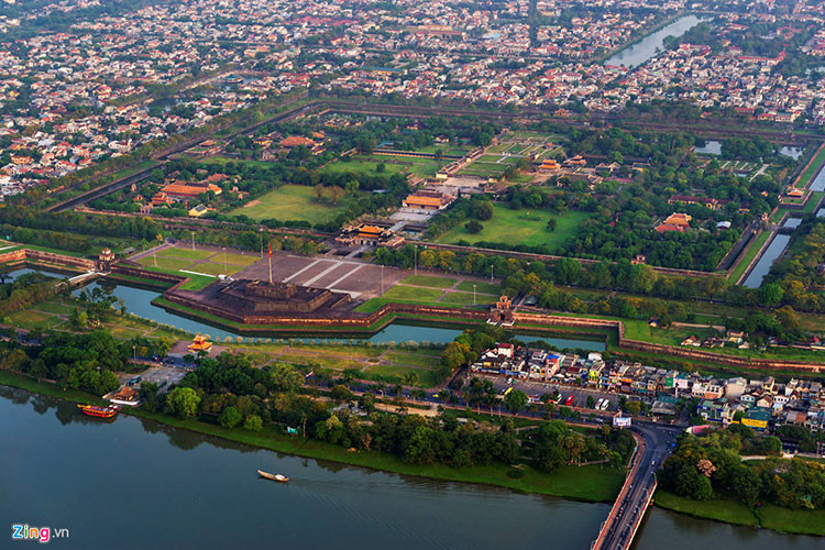 Khu vực Kỳ Đài và Hoàng thành Huế. Kỳ Đài được xây dựng vào năm Gia Long thứ sáu (1807) cùng thời gian xây dựng kinh thành. Đến thời Minh Mạng, Kỳ Đài được tu sửa vào các năm 1829, 1831 và 1840. Hoàng Thành được xây dựng năm 1804 nhưng mãi đến năm 1833 đời vua Minh Mạng mới hoàn chỉnh toàn bộ hệ thống cung điện với khoảng 147 công trình. Hoàng Thành có mặt bằng gần vuông, mỗi bề khoảng 600 m, cao 4 m, dày 1 m, xung quanh có hào bảo vệ, có 4 cửa để ra vào.