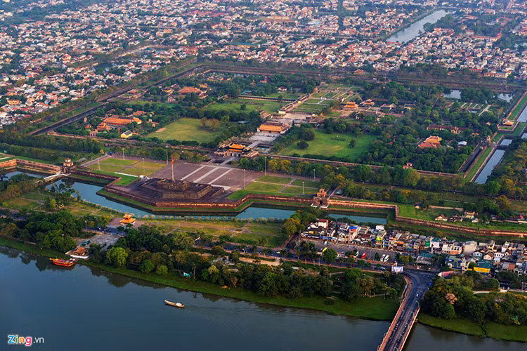 Khu vực Kỳ Đài và Hoàng thành Huế. Kỳ Đài được xây dựng vào năm Gia Long thứ sáu (1807) cùng thời gian xây dựng kinh thành. Đến thời Minh Mạng, Kỳ Đài được tu sửa vào các năm 1829, 1831 và 1840. Hoàng Thành được xây dựng năm 1804 nhưng mãi đến năm 1833 đời vua Minh Mạng mới hoàn chỉnh toàn bộ hệ thống cung điện với khoảng 147 công trình. Hoàng Thành có mặt bằng gần vuông, mỗi bề khoảng 600 m, cao 4 m, dày 1 m, xung quanh có hào bảo vệ, có 4 cửa để ra vào.