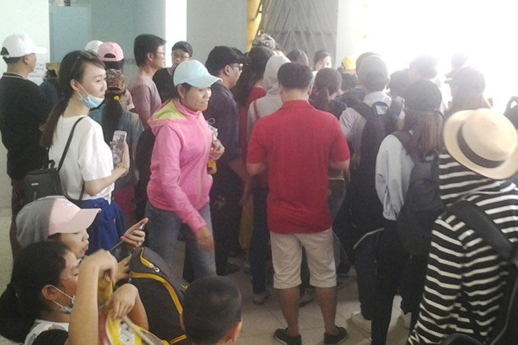 Sau nhiều giờ chờ trong vô vọng, nhiều khách du lịch đã vây nhân viên nhà chờ, hỏi lịch đò vào đất liền.