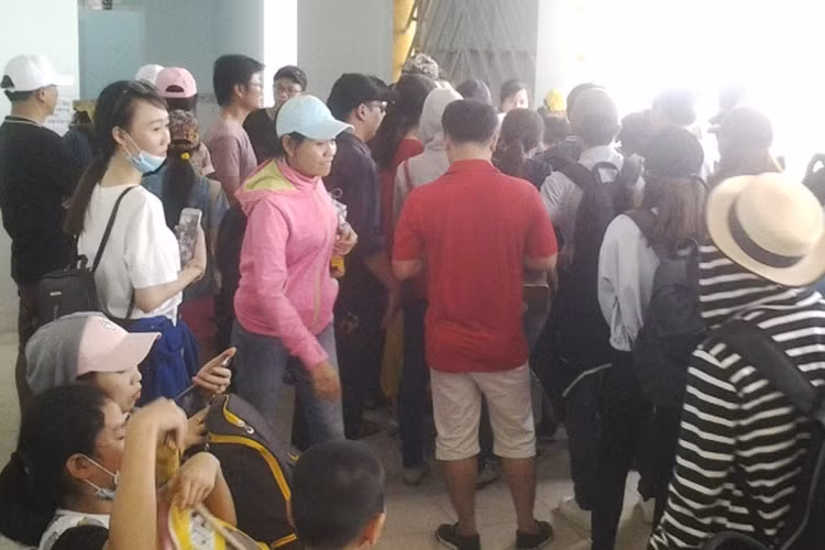 Sau nhiều giờ chờ trong vô vọng, nhiều khách du lịch đã vây nhân viên nhà chờ, hỏi lịch đò vào đất liền.