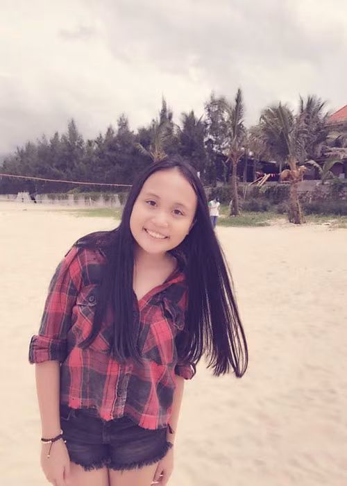 Bé Nghi Phương có tên thân mật là bé Gà. Cô nhóc được nhiều người khen ngợi ngoan ngoãn, dễ thương.